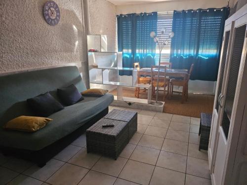 un salon avec un canapé et une table dans l'établissement PALMA II, à Port-la-Nouvelle