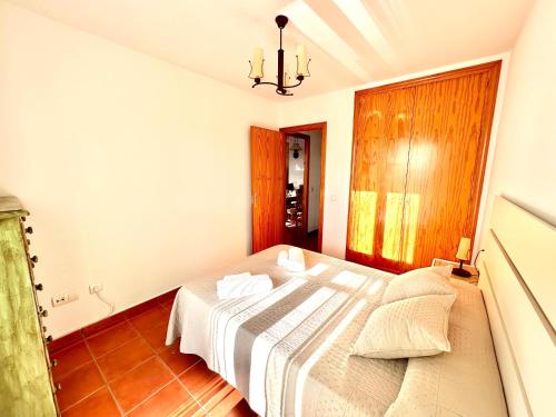 En eller flere senge i et værelse på Apartamento La Barrosa - Aldea del Coto