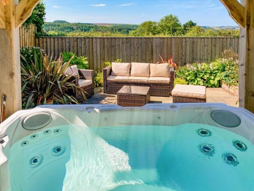 een hot tub in het midden van een tuin bij Eversfield in Goathland