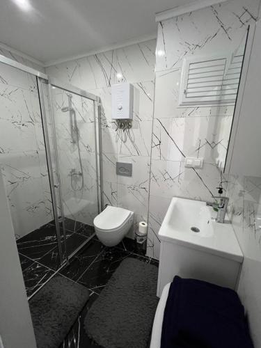 Ένα μπάνιο στο Sunny Sea Apartment Kargicak- 300 m zum Strand