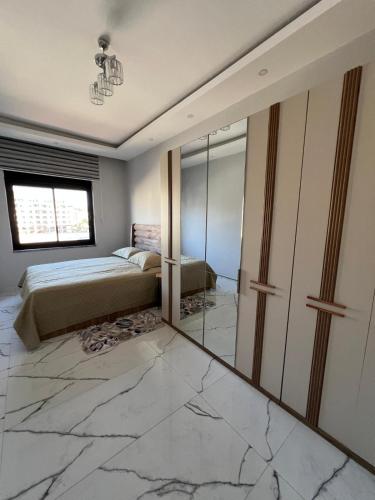 Ένα ή περισσότερα κρεβάτια σε δωμάτιο στο Sunny Sea Apartment Kargicak- 300 m zum Strand