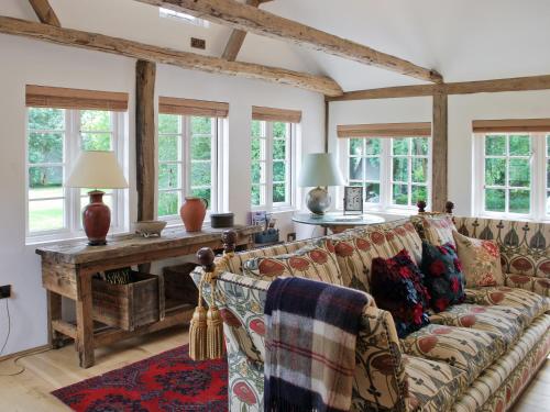 サックスマンダムにあるThe Coach Houseのリビングルーム(ソファ、窓付きテーブル付)