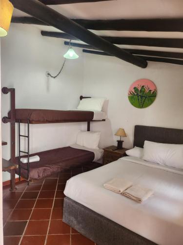 Ένα ή περισσότερα κρεβάτια σε δωμάτιο στο Hotel Posada SantaMaria Villa de Leyva