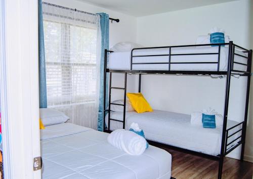 Ένα ή περισσότερα κρεβάτια σε δωμάτιο στο Downtown Condo, sleeps 6, minutes from Broadway!