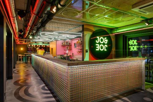 ブダペストにあるJO&JOE Budapestの「ジョブトップ」と書かれた看板のあるバー