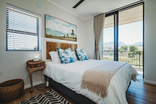 Ένα ή περισσότερα κρεβάτια σε δωμάτιο στο George City Centre Stunning Mountain views