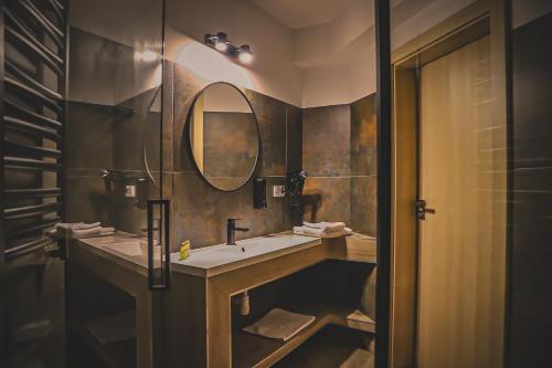 SkorkaにあるHotel Bastioの洗面台が2つと鏡があるバスルーム