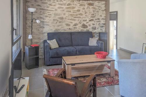 ein Wohnzimmer mit Sofa und Tisch in der Unterkunft Apartment for 6 people in Albiez with balcony in Albiez-Montrond