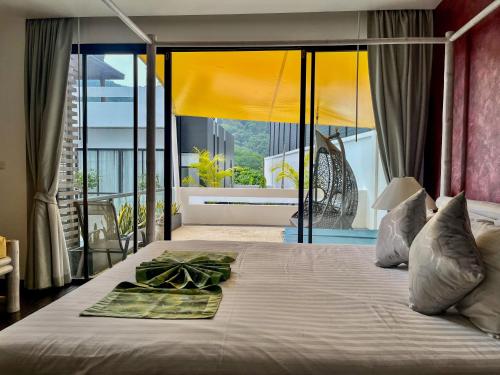 Ένα ή περισσότερα κρεβάτια σε δωμάτιο στο Naiharn Pool Villa Number 5