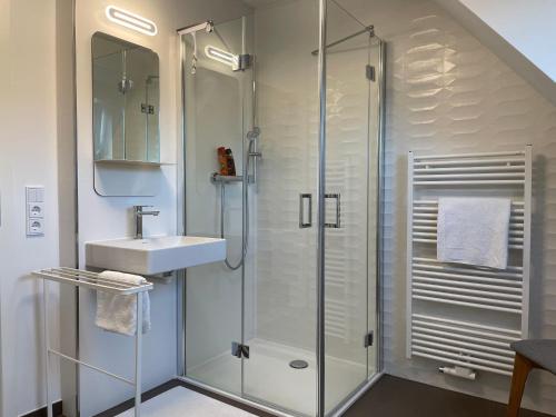 een badkamer met douche en wastafel bij Ferienwohnung Gretl Seeblick in Sassnitz