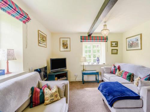 TV a/nebo společenská místnost v ubytování Coach House - E5120