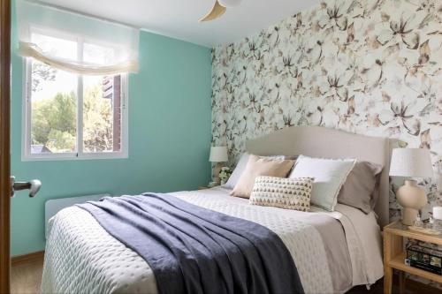 Ένα ή περισσότερα κρεβάτια σε δωμάτιο στο Costa de Madrid IV Tourist Apartments