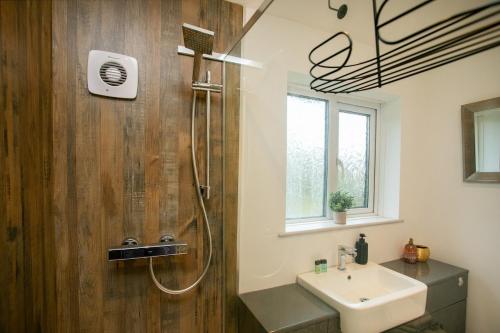 un bagno con doccia e lavandino di 4 Bed Contractor Accommodation in Longbridge a Longbridge