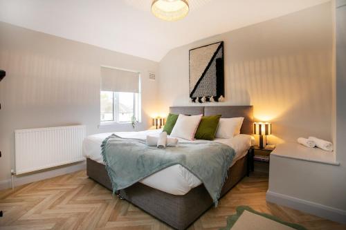 una camera da letto con un letto grande e due lampade di 4 Bed Contractor Accommodation in Longbridge a Longbridge