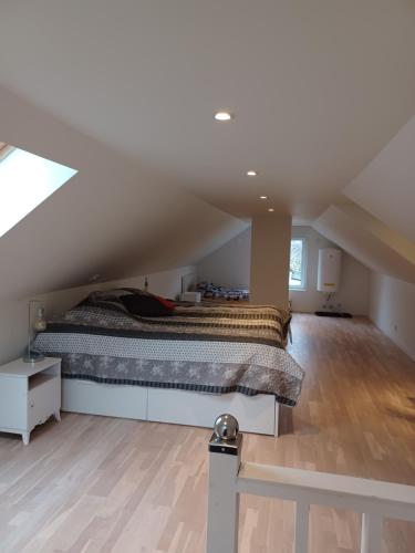 Un dormitorio con una cama en un ático en Önnestad guest house, en Önnestad