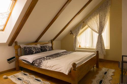 Un dormitorio con una cama y una ventana en Vila Vladimir, en Poiana Brasov