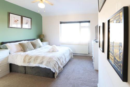 Postel nebo postele na pokoji v ubytování Delightful-Ipswich Suffolk-4 Bed-SelfCatering-Contractor-Parking-Wifi