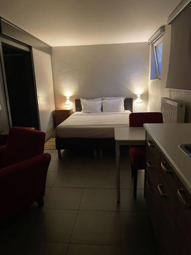 a hotel room with a bed and a table and chairs at B&B De Zandput in Balen