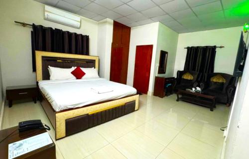 Postel nebo postele na pokoji v ubytování Hill Town Hotel Islamabad