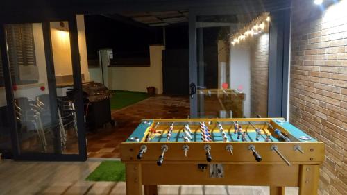 een tafelvoetbalspel in het midden van een kamer bij El Romazal in Nava de la Asunción