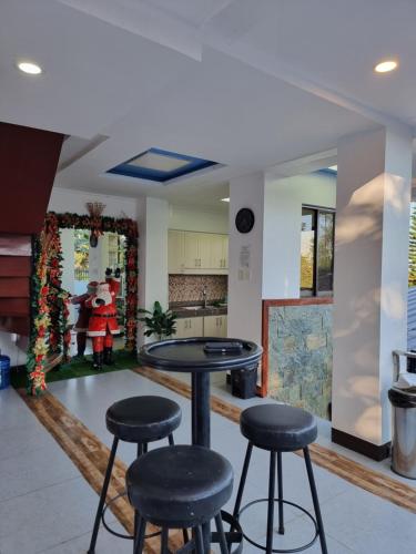 SungayTwin Sister House Tagaytay Private Pool的厨房配有一张桌子和四把凳子