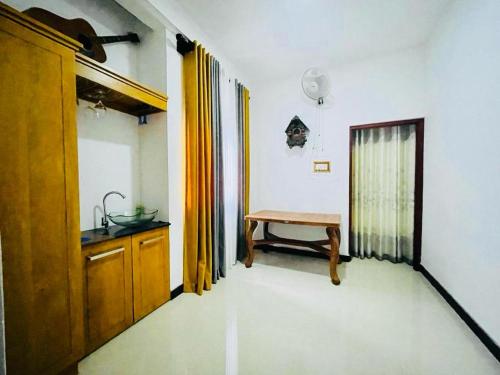 Η κουζίνα ή μικρή κουζίνα στο GoCeylonHomestay