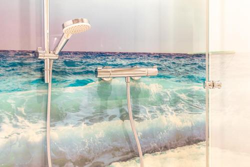 Una ducha con secador junto al océano en Haus Uthlande Uthlande Whg 23 Lütte Bris, en Wyk auf Föhr