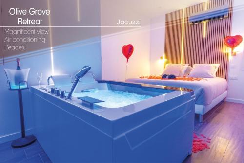 Romantic suite with jacuzzi في لا ترينيتيه: غرفة بها سرير وحوض استحمام غرفة بها سرير وحوض استحمام
