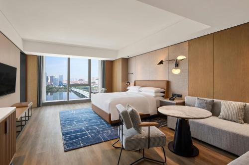 Ένα ή περισσότερα κρεβάτια σε δωμάτιο στο Sheraton Grand Xiamen Jimei