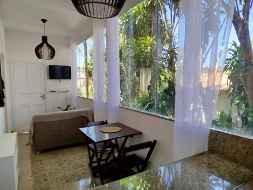 Μια τηλεόραση ή/και κέντρο ψυχαγωγίας στο Apto 2 Quartos na Rua Pituba 1 Caminho das Praias