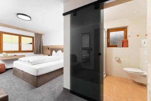 een hotelkamer met een bed en een badkamer bij Ferienhaus Apart Sonnzeit in Sölden