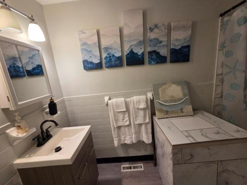 Koupelna v ubytování Great little house in Woodmere Beachwood Orange