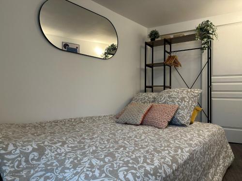 Llit o llits en una habitació de Studio hyper centre Paris 10