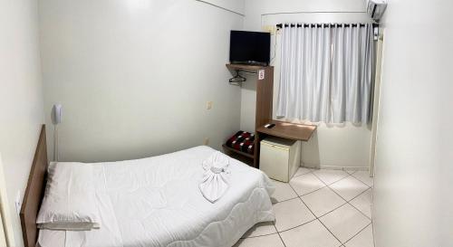 Een bed of bedden in een kamer bij Hotel Ideal Beltrão