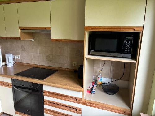 a small kitchen with a microwave and a stove at Monteurzimmer - zwischen Hamburg & Lübeck in Todendorf
