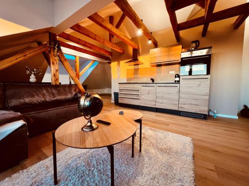 ein Wohnzimmer mit Sofa und Tisch in der Unterkunft Apartments am Exerzierplatz Pirmasens in Pirmasens