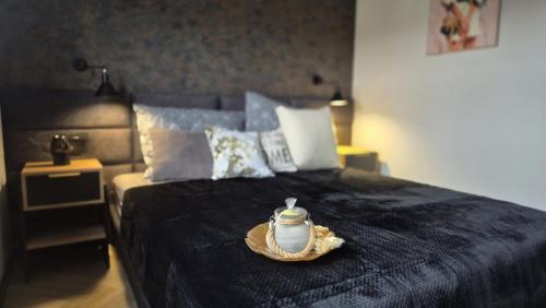 une chambre avec un lit sur lequel se trouvent une bouteille et un bol. dans l'établissement Apartamenty Graniczna 1, à Rzeszów