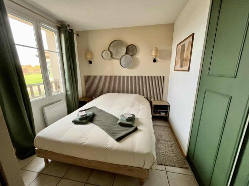 Ένα ή περισσότερα κρεβάτια σε δωμάτιο στο Le Clos du Green