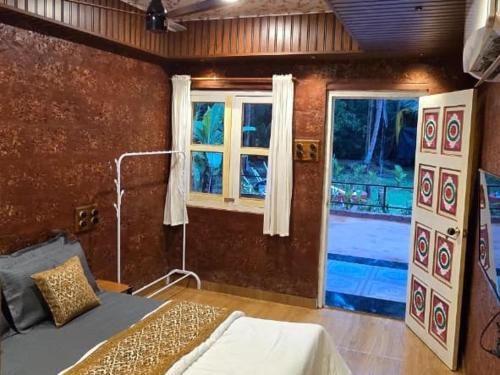 VālāvalにあるWalawal Bliss Farm Stayのベッドと窓のある寝室