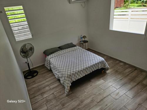 レザビームにあるChambre a 6 minutes de l'aéroportのベッドルーム1室(ベッド1台、ファン付)