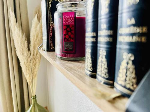 Η βιβλιοθήκη του διαμερίσματος