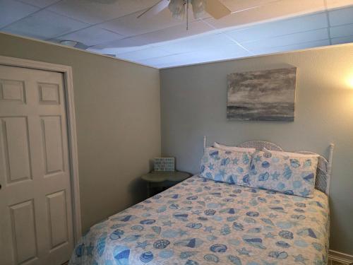 Un dormitorio con una cama y un techo. en Belleview Gulf Condos, en Clearwater Beach