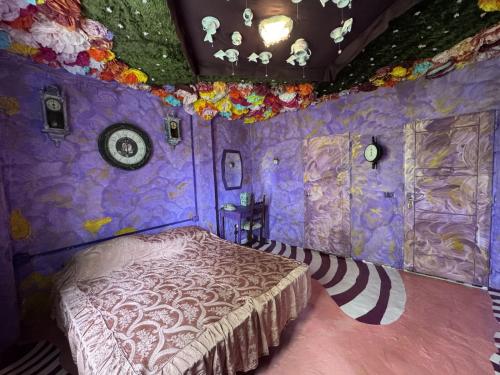 a bedroom with purple walls and a bed in it at Paciu Maison in Ozzano dell Emilia