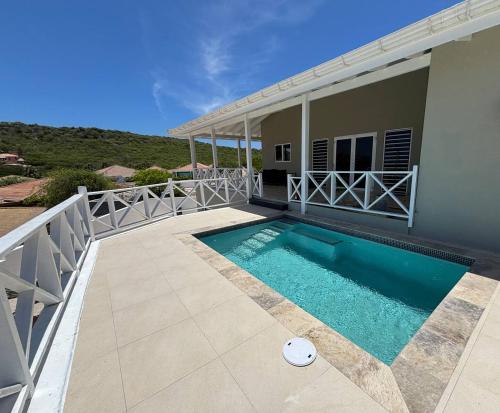 Luxe villa met panoramisch zicht en privézwembad