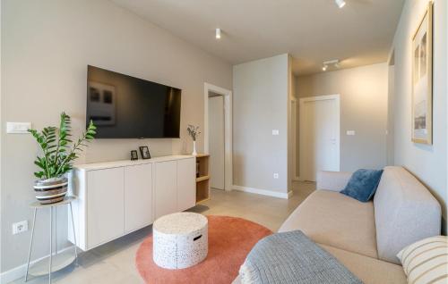 a living room with a couch and a flat screen tv at Nice Apartment In Selca With Kitchen in Selca