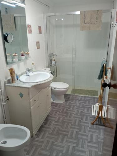 Ένα μπάνιο στο Apartamento playero