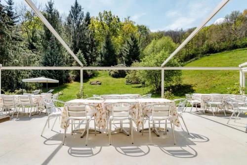 una mesa y sillas en una terraza con vistas en Antica Cascina del Medico, en Muzzano