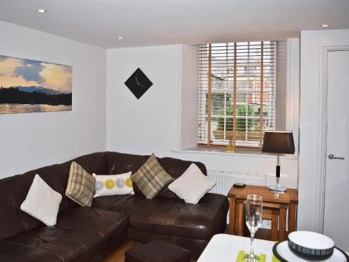 ケズウィックにあるChaucers Nookのリビングルーム(茶色の革張りのソファ、テーブル付)