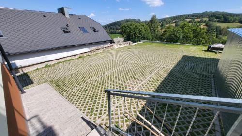 an empty tennis court on top of a house at Šumavská pohoda Zdíkovec 21 in Zdíkov