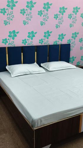 En eller flere senge i et værelse på Hotal rama krishna